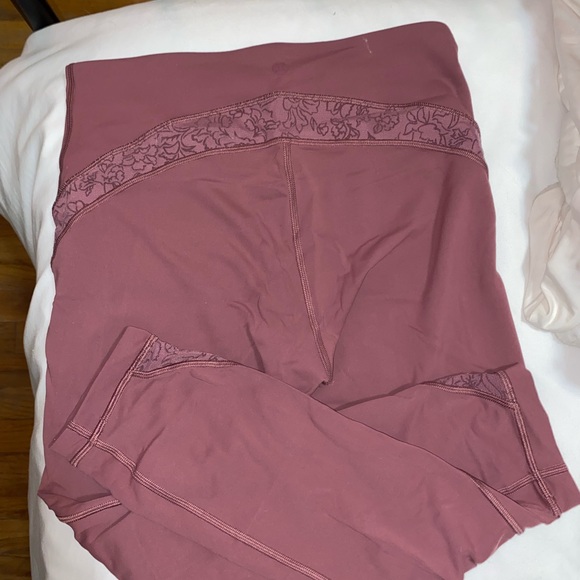 Lululemon 23” leggings, it’s the Wunder Under High Rise - Picture 2 of 3
